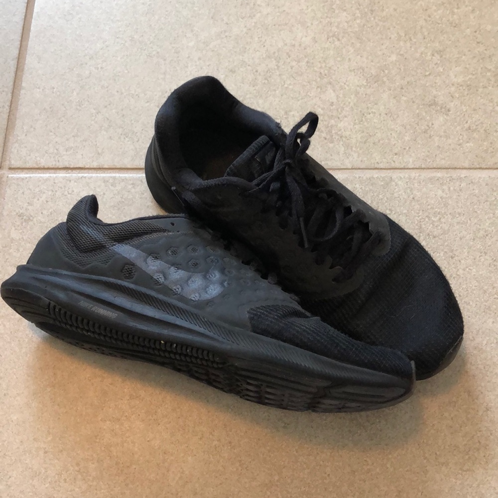 Men’s all  Black Nike Downshifter 7